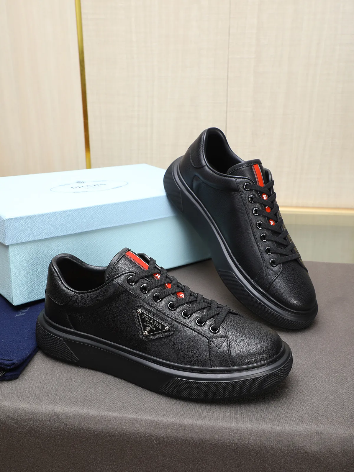 Men's shoes 💰460 Prada/Prada Men's new casual shoes, this upper is made of imported calfskin + sheep lining! The outside is decorated with the P family's classic metal triangle enamel logo, and the outsole is made of non-slip sports foam ultra-light outsole, which feels good on the feet and is a fashionable and fashionable item!  Size: 38-44 (45 customized)